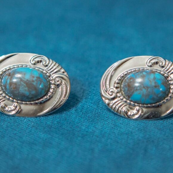 BEAUTIFUL VINTAGE Oval Polished Silver Tone Metal Clip On Earrings w Tur… - Picture 2 of 9